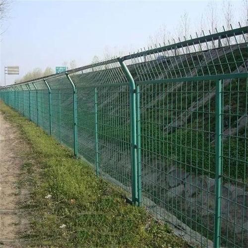 镀锌防腐框架护栏网是一种广泛应用于城市道路,桥梁,铁路,机场,工厂
