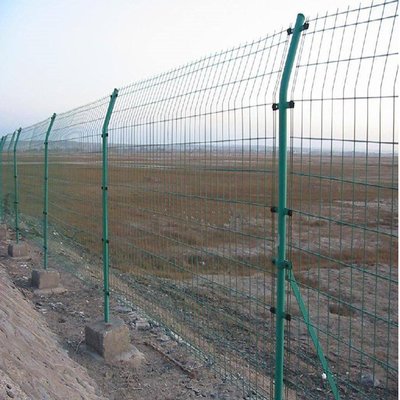 新疆围栏网加工厂 笼式足球场围网 石河子球场护栏网